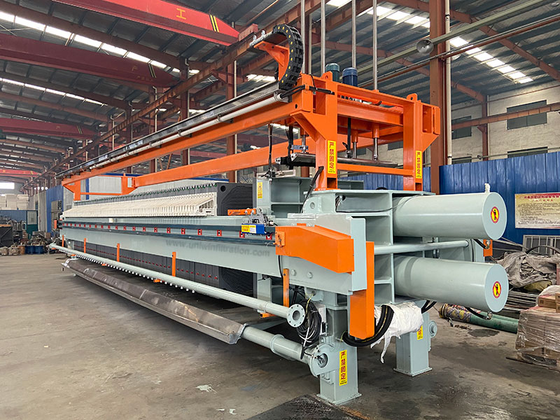 filter press with filter cloth washing system