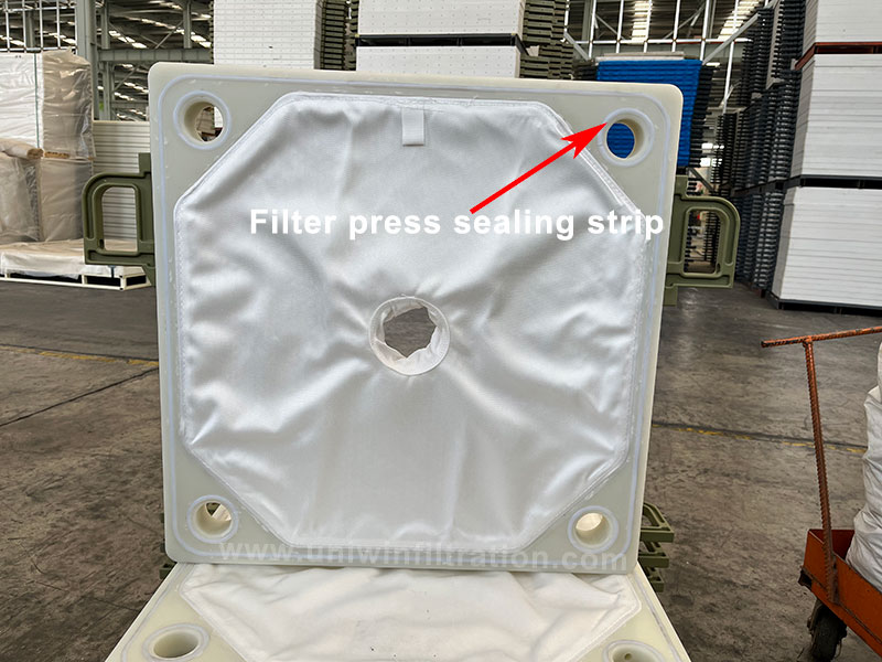 Filter press sealing strip