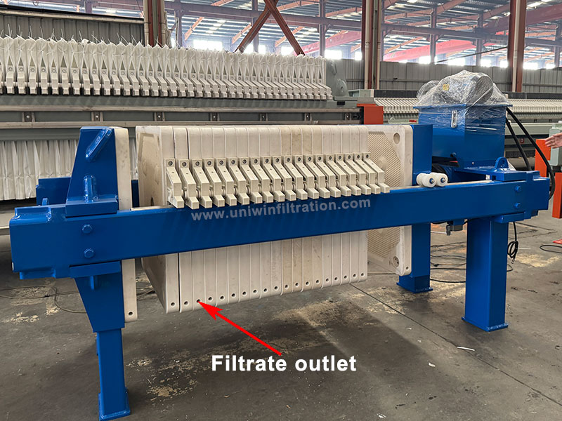 Filtrate outlet