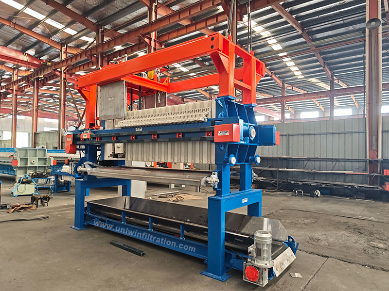 filter press with filter cloth washing system