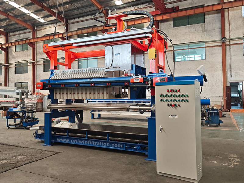filter press with filter cloth washing system